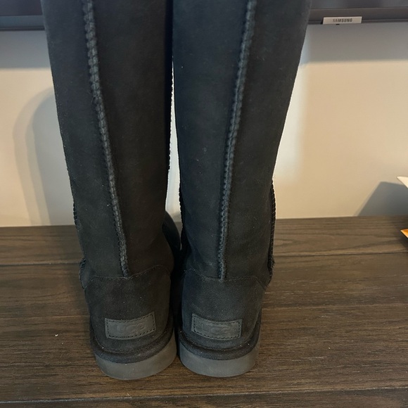 Black Uggs - Picture 1 of 2